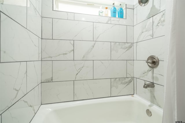 bathroom with tiled shower / bath