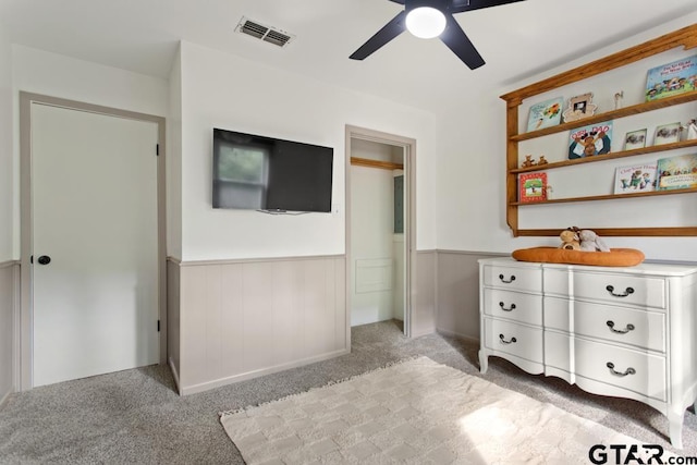 bathroom featuring ceiling fan