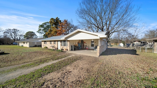 view of front facade featuring a front yard