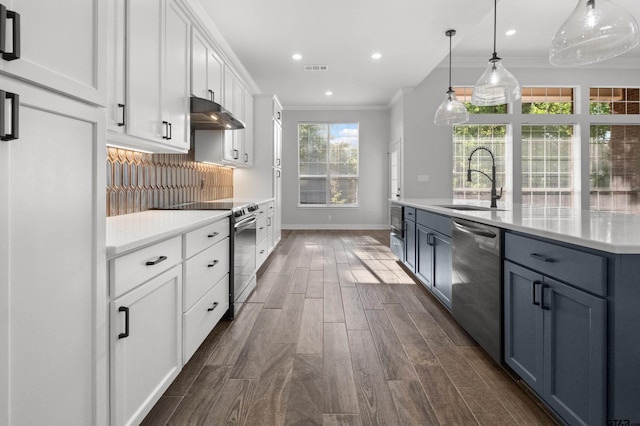 kitchen featuring a sink, baseboards, white cabinetry, light countertops, and appliances with stainless steel finishes
