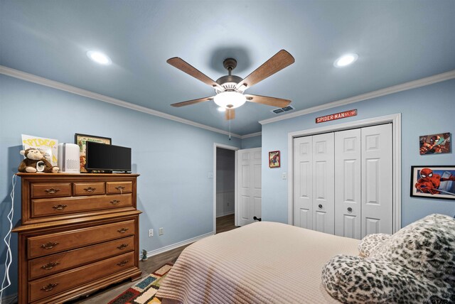 1261 Luann Ln, Tyler, TX 75703 - living room featuring wood finished floors, a ceiling fan, a brick fireplace, visible vents, and ornamental molding