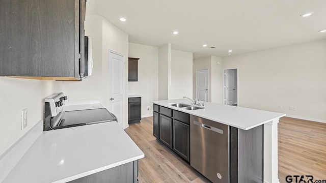 490 Burnett Trl, Canton, TX 75103 - kitchen with appliances with stainless steel finishes, light wood finished floors, light countertops, recessed lighting, and an island with sink