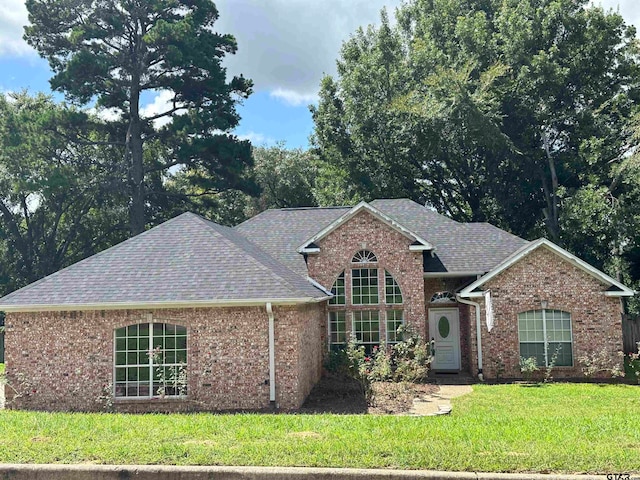 view of front facade with a front yard