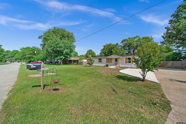 ranch-style house featuring a front yard