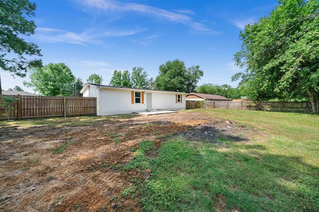 view of yard featuring a patio area