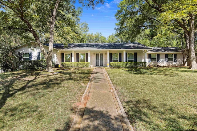 ranch-style home featuring a front lawn