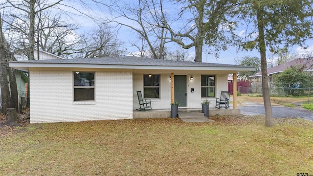 view of front of house with a front lawn