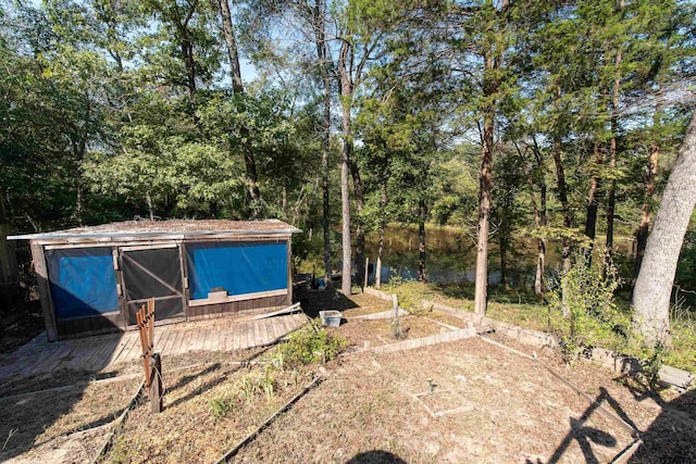 view of yard with an outbuilding