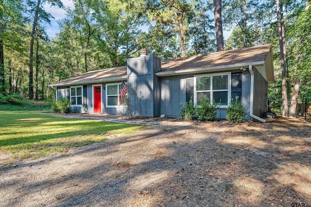 single story home with a front yard