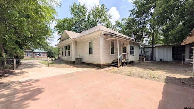 view of front facade featuring fence, a gate, and concrete driveway