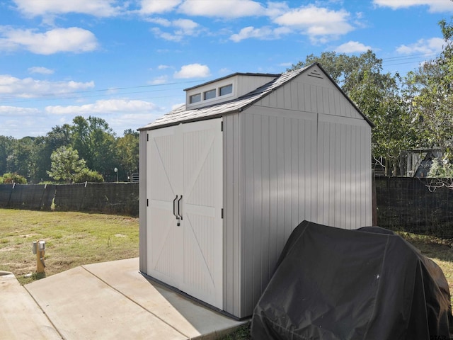 view of outdoor structure with a yard