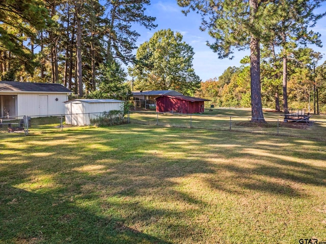 view of yard featuring an outdoor structure