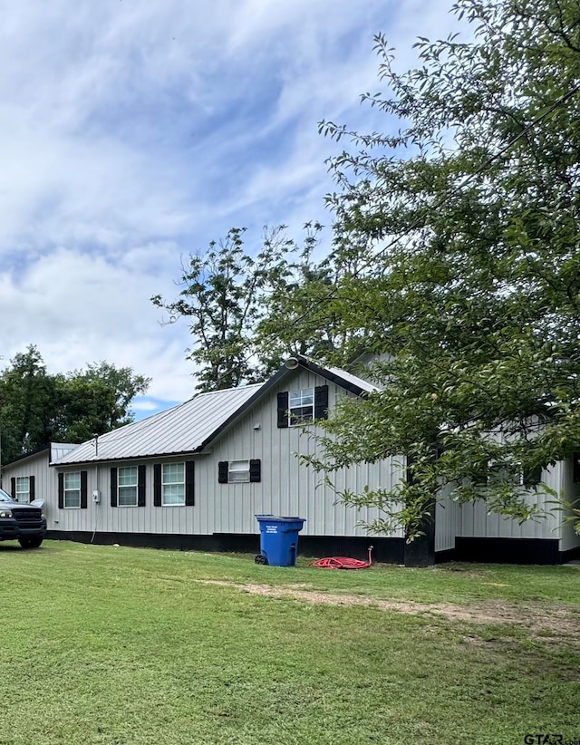 view of side of property featuring a lawn