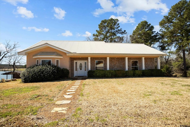 160 Lookout Point Dr, Grapeland, TX 75844 - view of front of home featuring metal roof and a front lawn