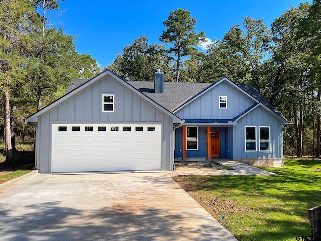 view of front facade with a garage and a front yard