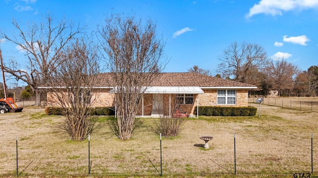 ranch-style house featuring a front yard