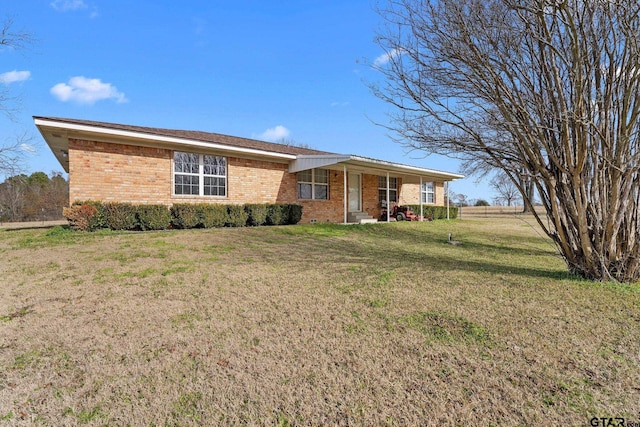 ranch-style home featuring a front lawn and a porch