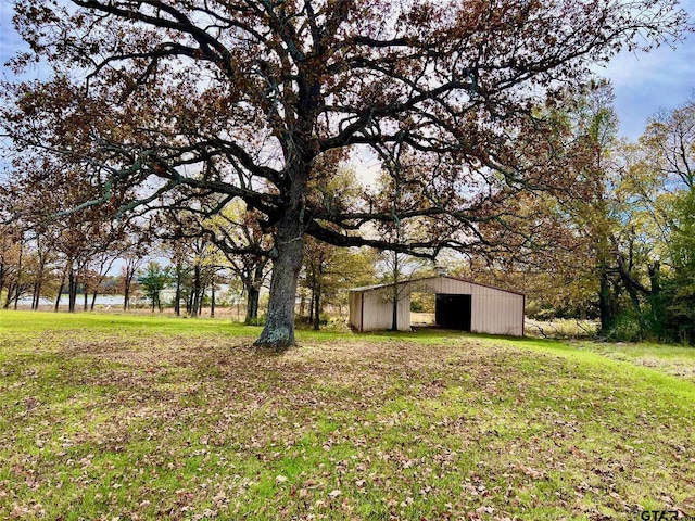 view of yard with a water view and an outdoor structure