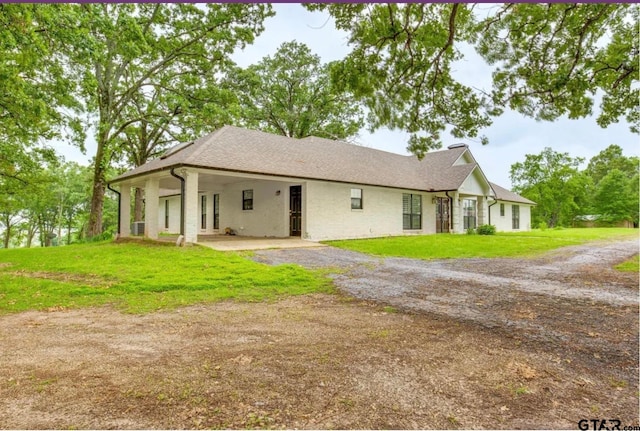 single story home featuring a front lawn