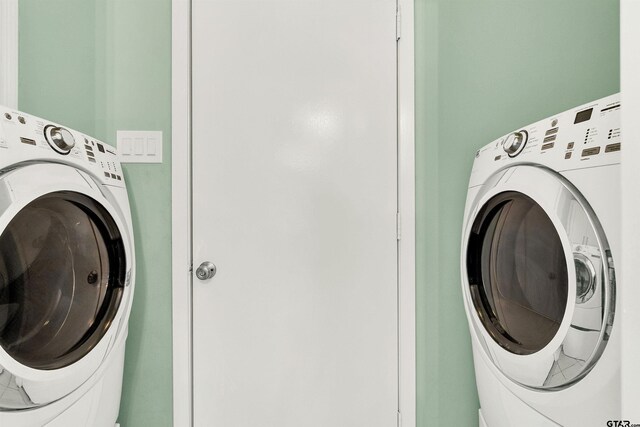 8811 Pheasant Dr, Chandler, TX 75758 - laundry area with washer / dryer