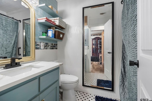 488 Omaha Dr, Omaha, TX 75571 - bathroom featuring toilet, vanity, and a shower with shower curtain