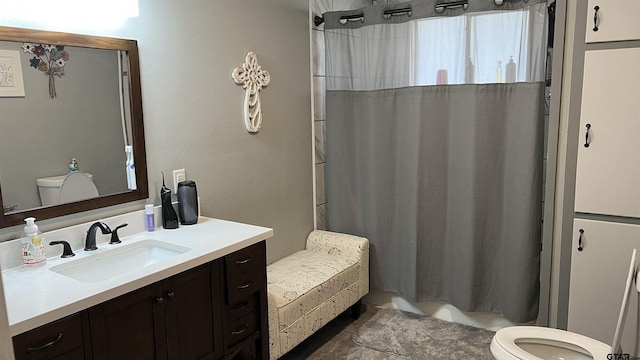 full bath featuring shower / tub combo with curtain, vanity, and toilet