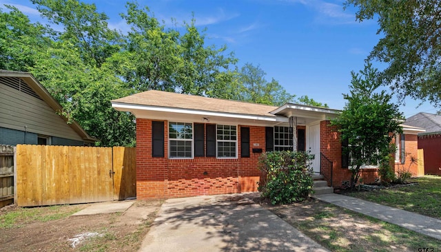 912 S Palmer Ave, Tyler, TX 75701 - view of front of home with brick siding