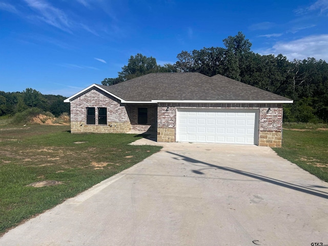 view of front facade featuring a front lawn and a garage