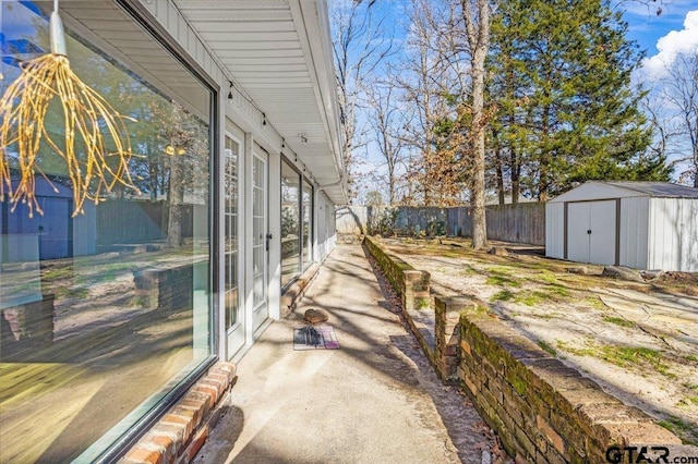 view of yard with a storage unit