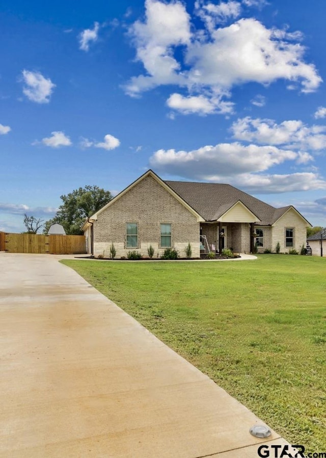 single story home featuring a front lawn