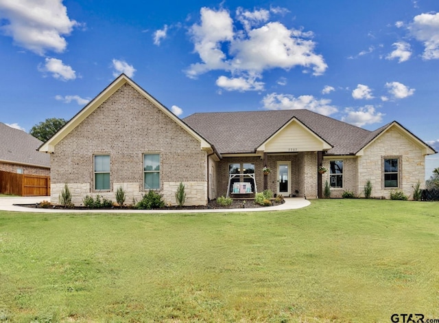 view of front of property featuring a front yard