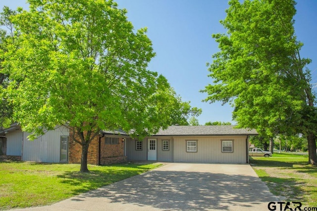 12595 Oneall St, Tyler, TX 75704 - ranch-style house featuring concrete driveway and a front lawn