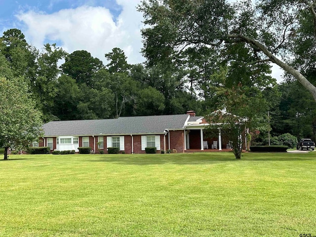 single story home with a front lawn