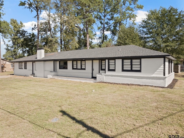 view of front of property featuring a front lawn