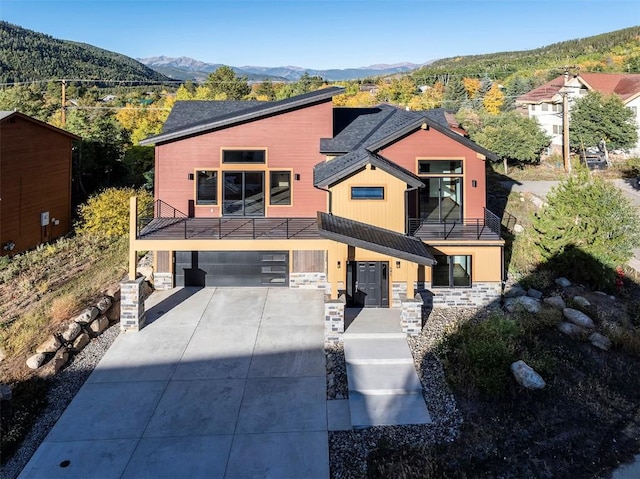 view of front of property featuring a mountain view and a garage