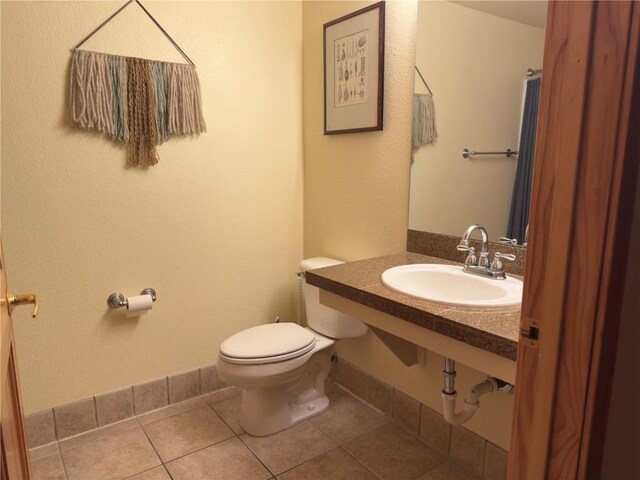 laundry room featuring washer and clothes dryer, light tile patterned floors, and stacked washer / dryer