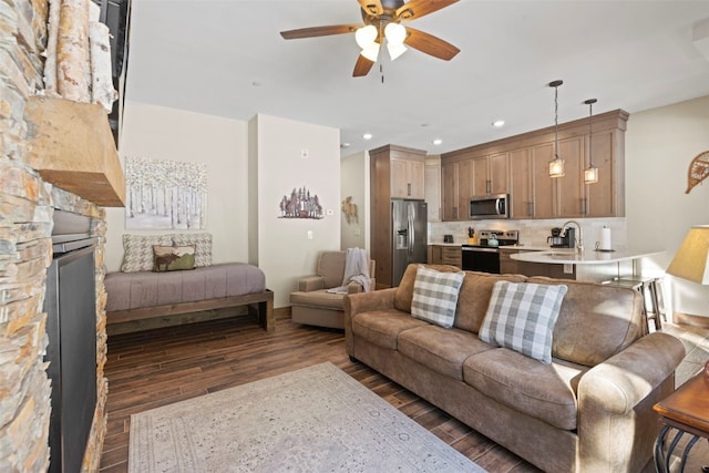 living room with ceiling fan, baseboards, wood finished floors, and recessed lighting