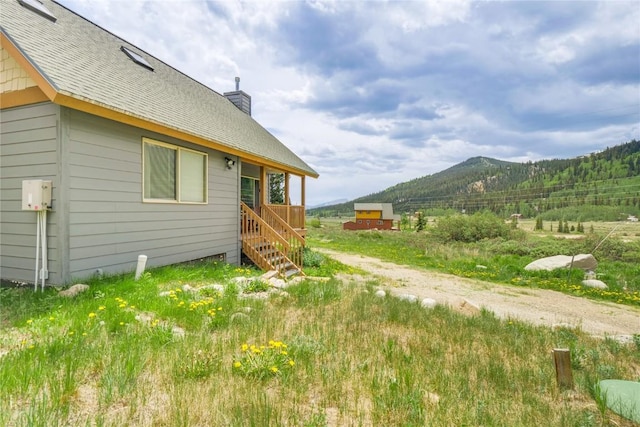 view of yard featuring a mountain view and driveway