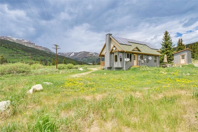 view of yard with a mountain view