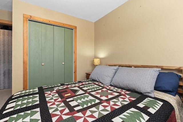 bedroom with a closet and vaulted ceiling