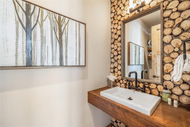 bathroom featuring sink