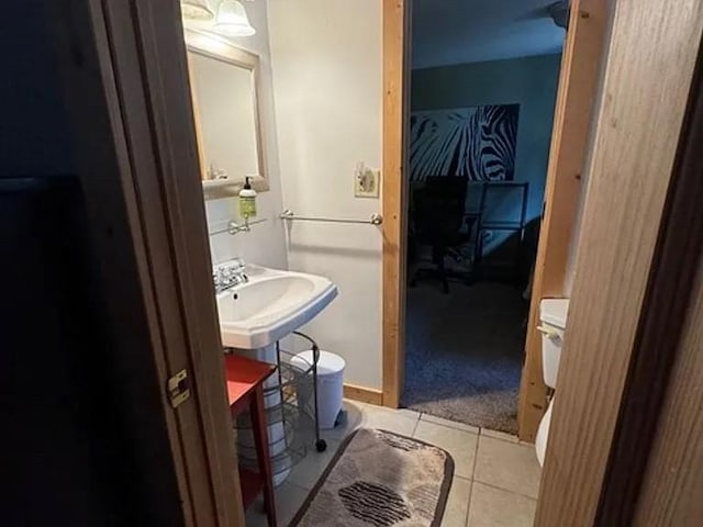 bathroom featuring a sink and tile patterned floors