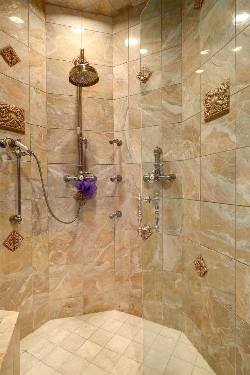 bathroom featuring tiled shower