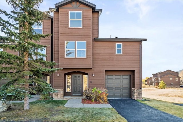 view of front of house featuring a front lawn and a garage