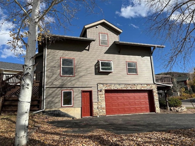 view of front facade featuring a garage