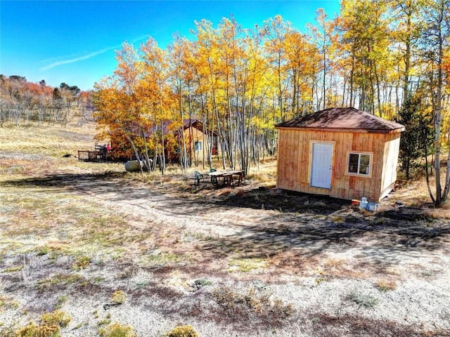 view of yard featuring a shed