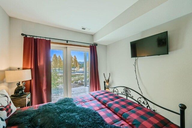 carpeted bedroom featuring ceiling fan and a closet