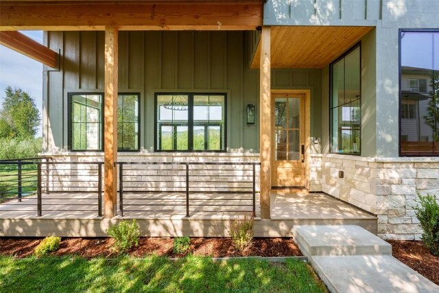 entrance to property featuring covered porch