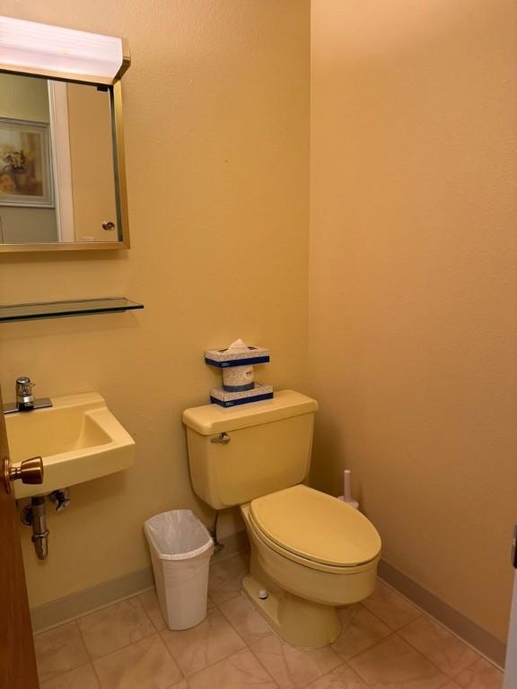 bathroom featuring toilet and sink