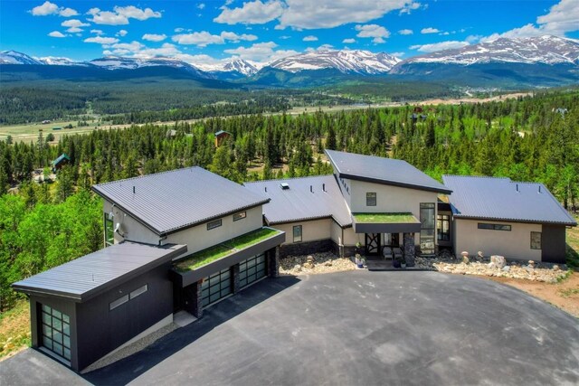 birds eye view of property featuring a mountain view